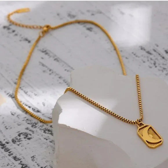 ^NEW 18K Gold Plated Crescent Moon Box Chain Pendant Necklace - Picture 3 of 6